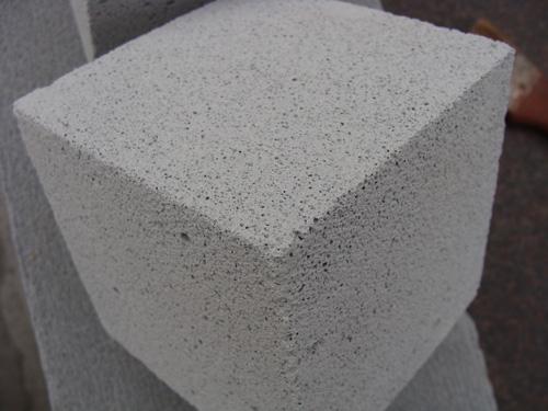产品介绍:加气砖:即"蒸压加气混凝土砌块",简称加气砖,是通过高温蒸压